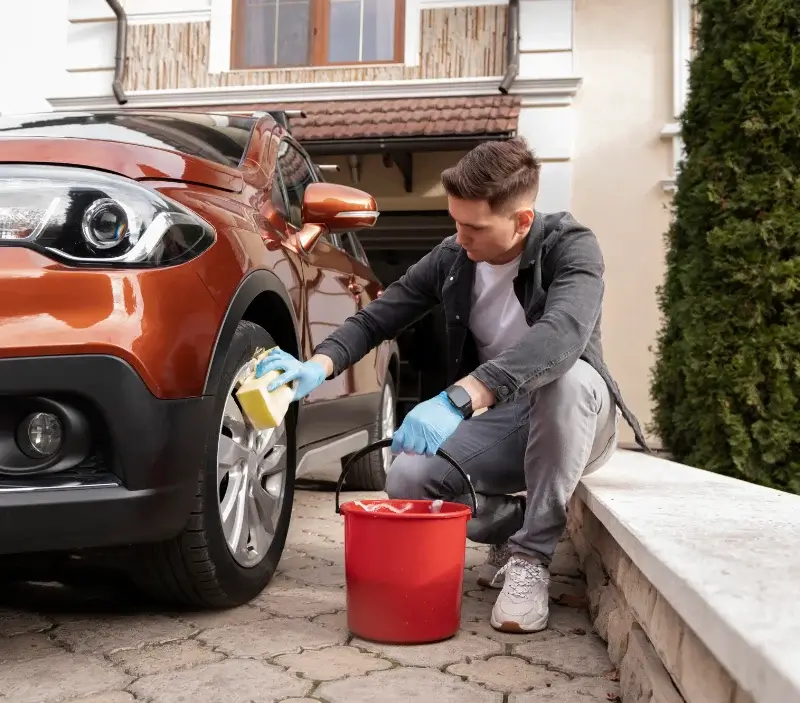 Lavage auto à domicile Mesnard-la-Barotière : professionnel intervenant sur un véhicule